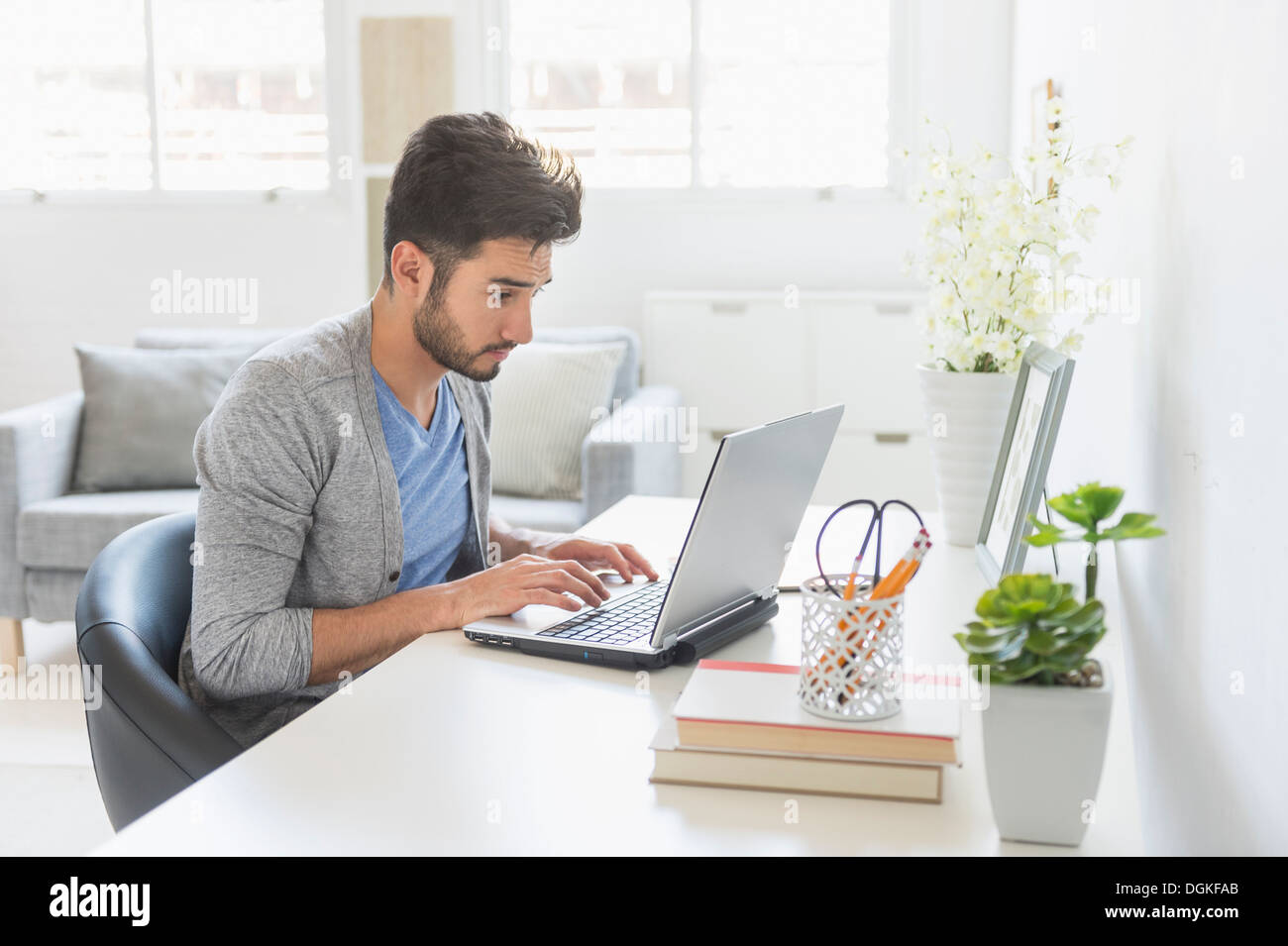 Man using laptop at home Banque D'Images
