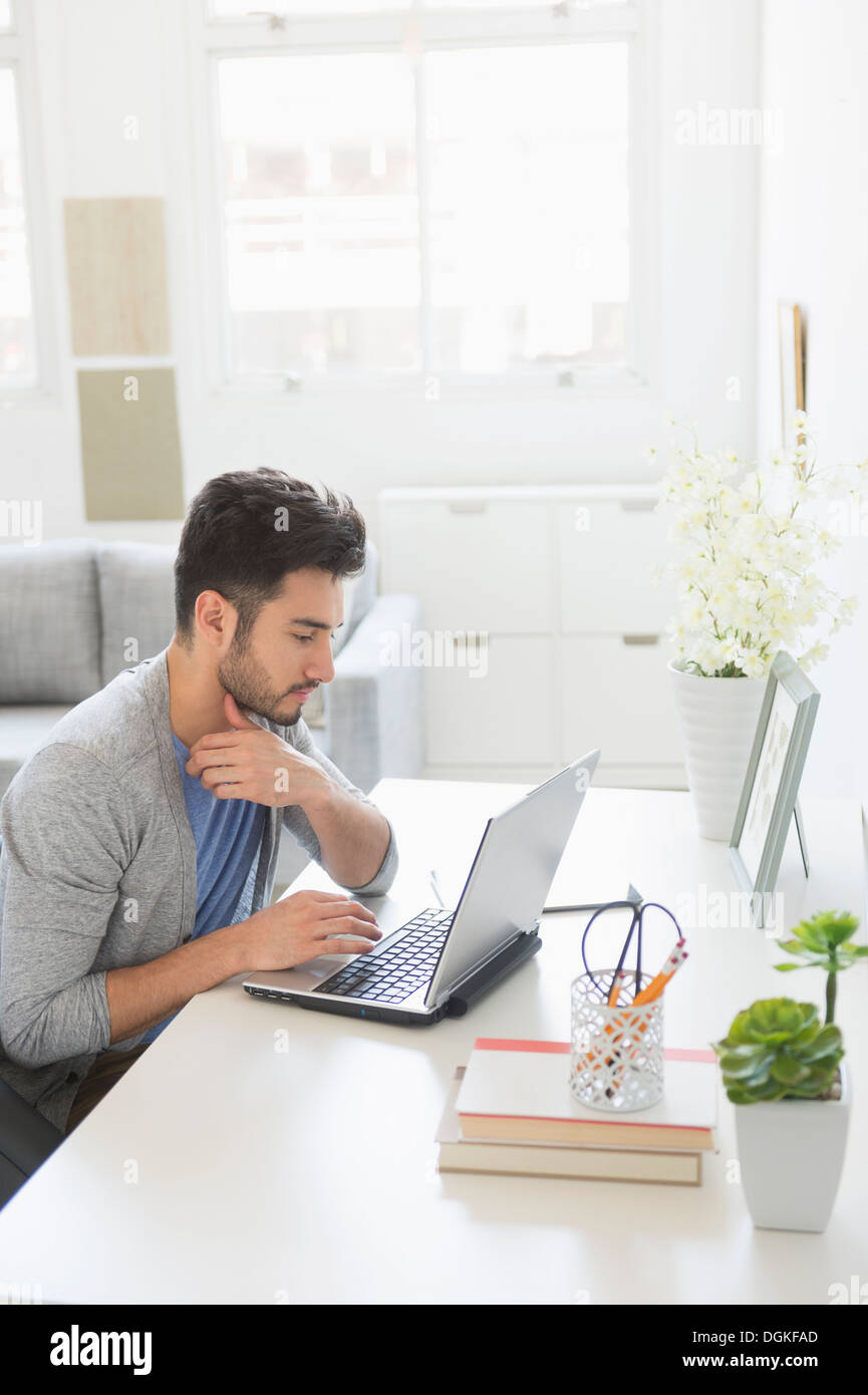 Man using laptop at home Banque D'Images