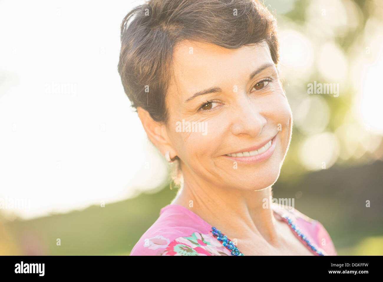 Portrait of young woman smiling Banque D'Images