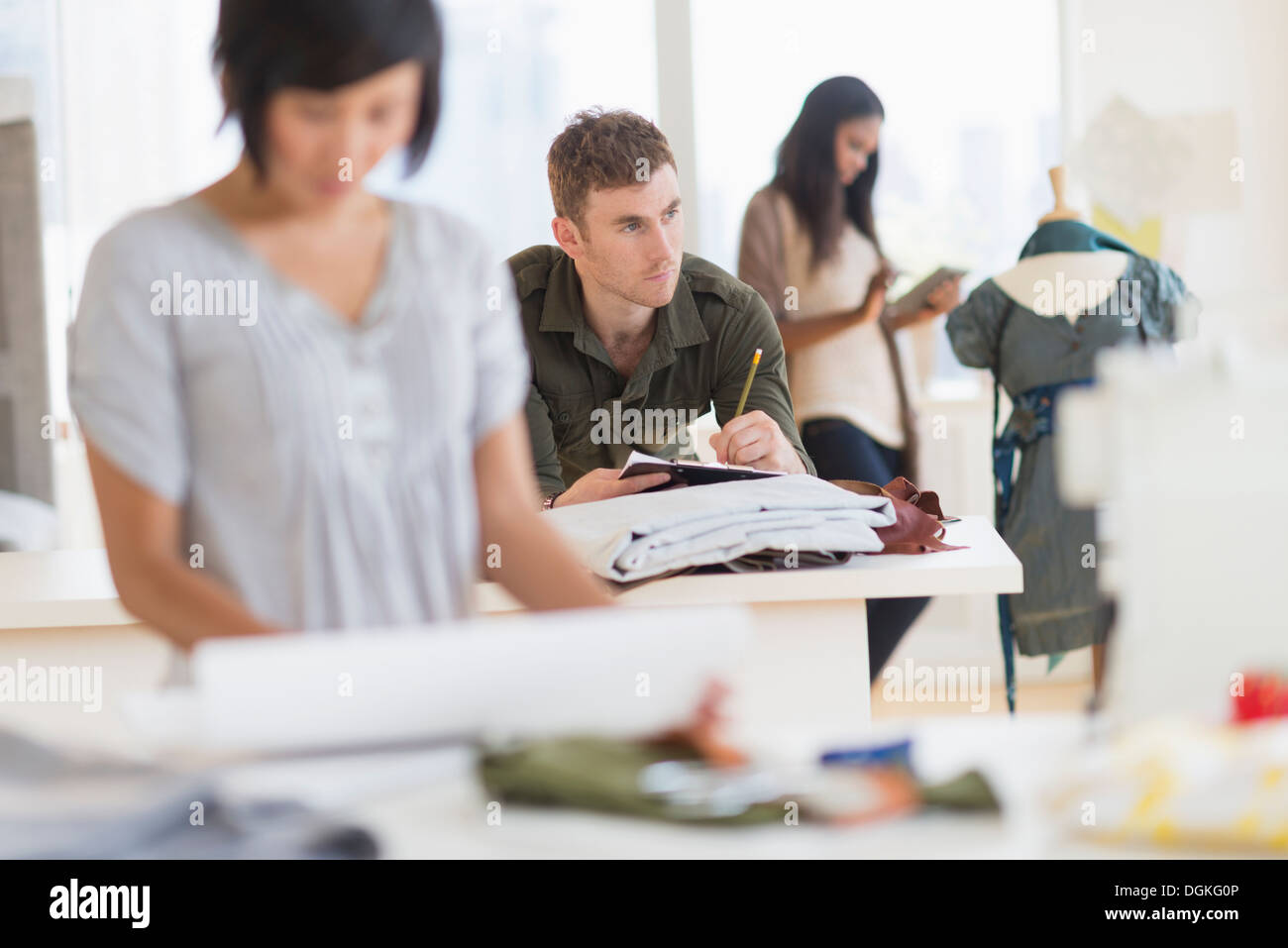 Les personnes travaillant dans la mode studio Banque D'Images