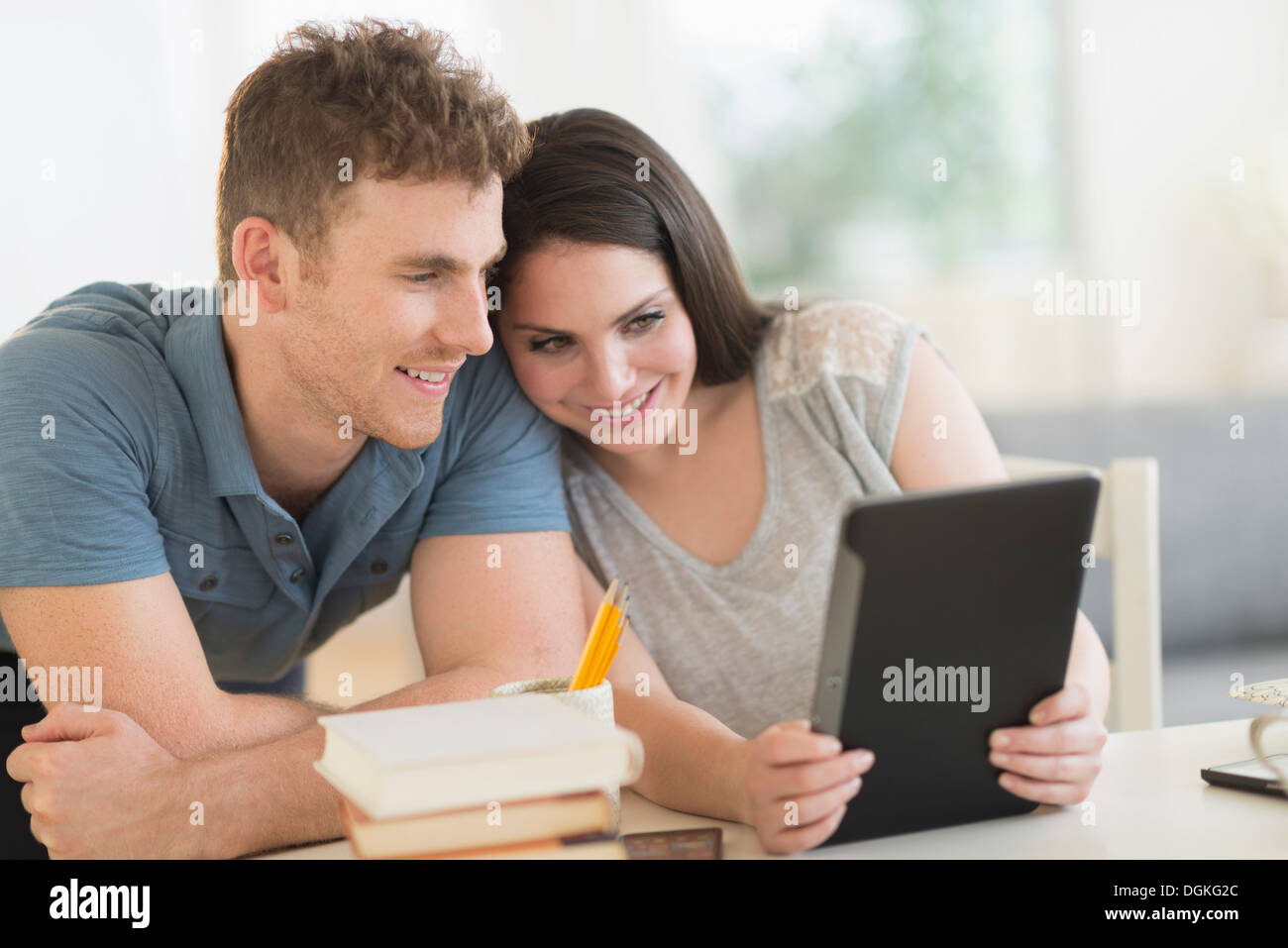 Couple using digital tablet Banque D'Images
