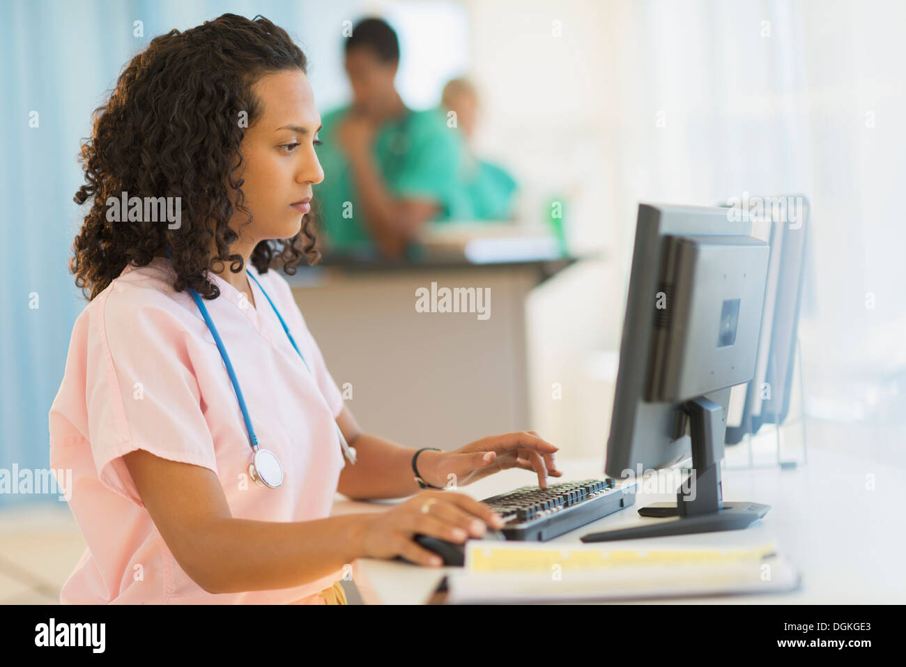 Un médecin travaillant à un bureau à l'hôpital Banque D'Images