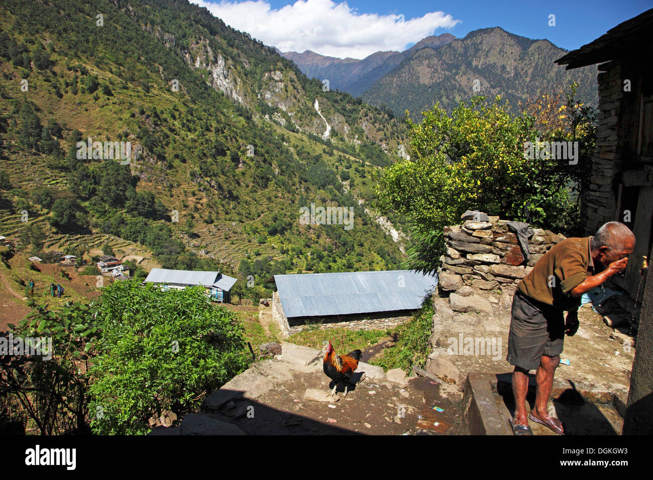 Un homme le visage nettoyage Gurung sur une colline. Banque D'Images