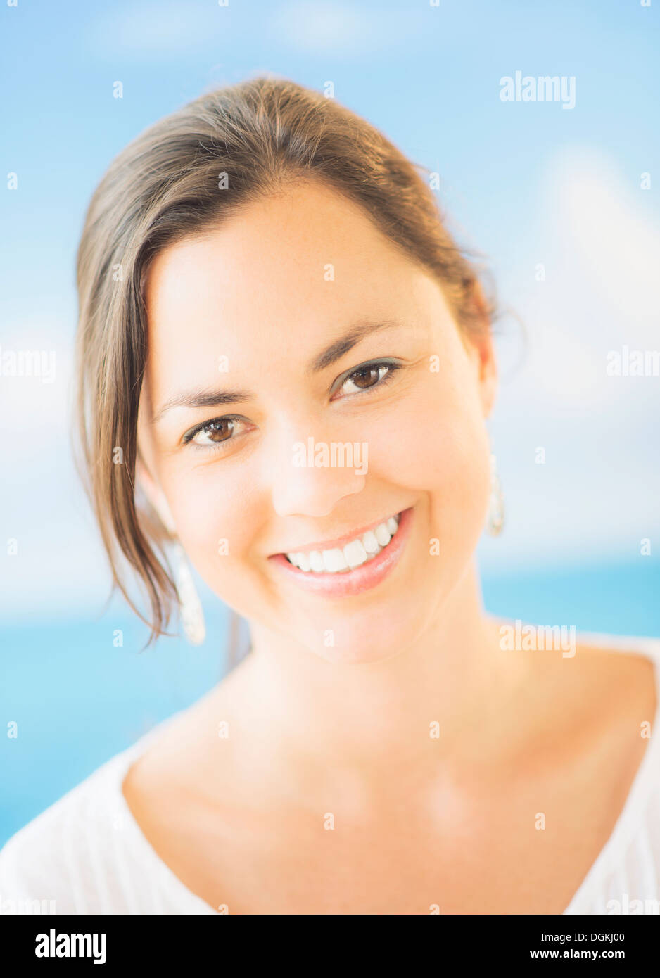 Portrait of smiling woman with brown hair Banque D'Images