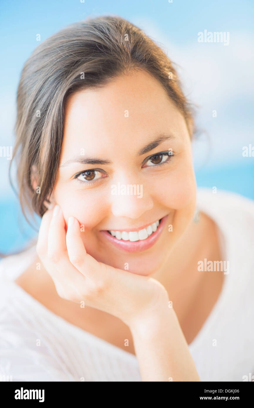 Portrait of smiling woman with brown hair Banque D'Images