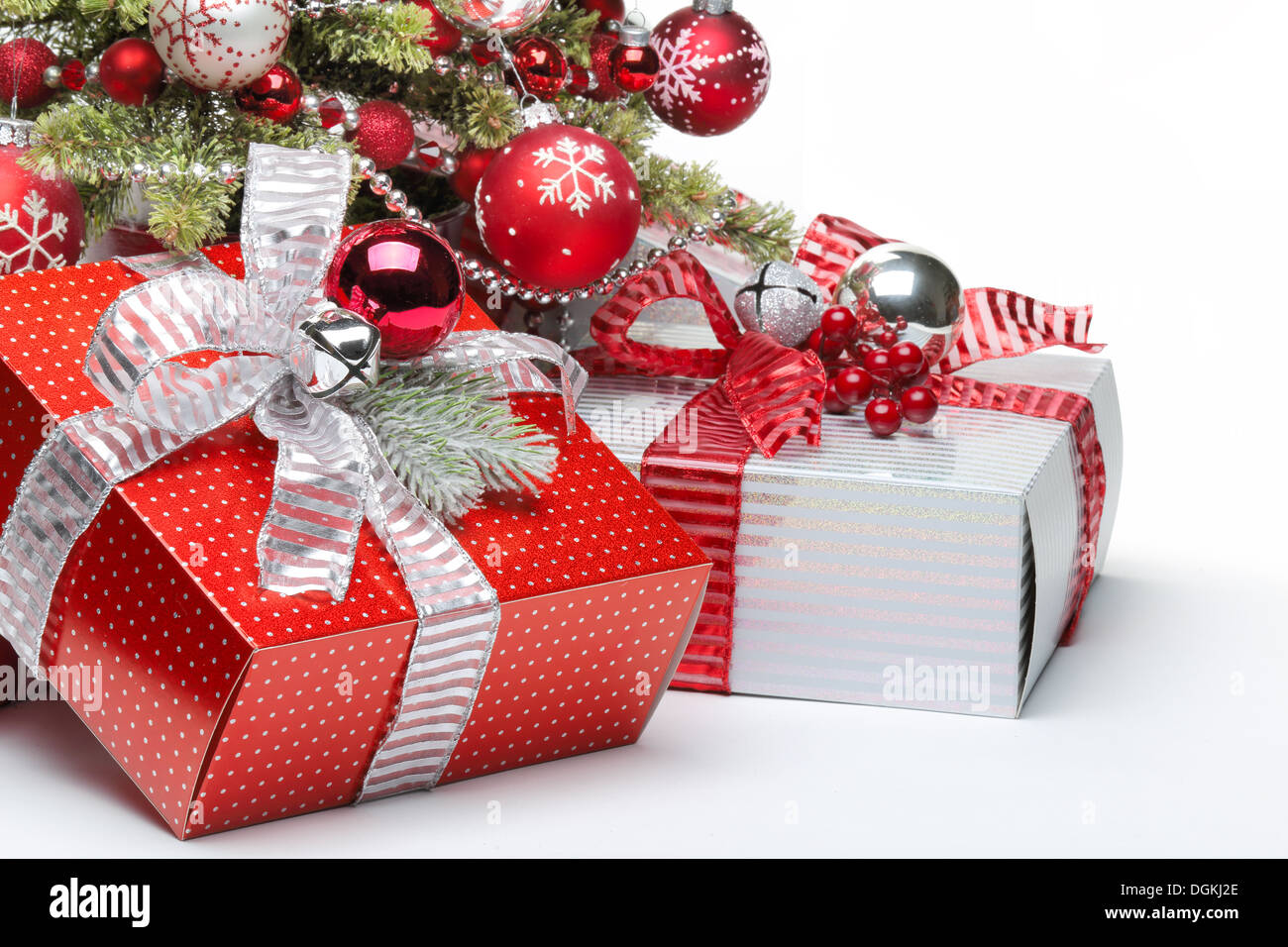 Arbre de Noël la décoration et cadeaux sur fond blanc Banque D'Images