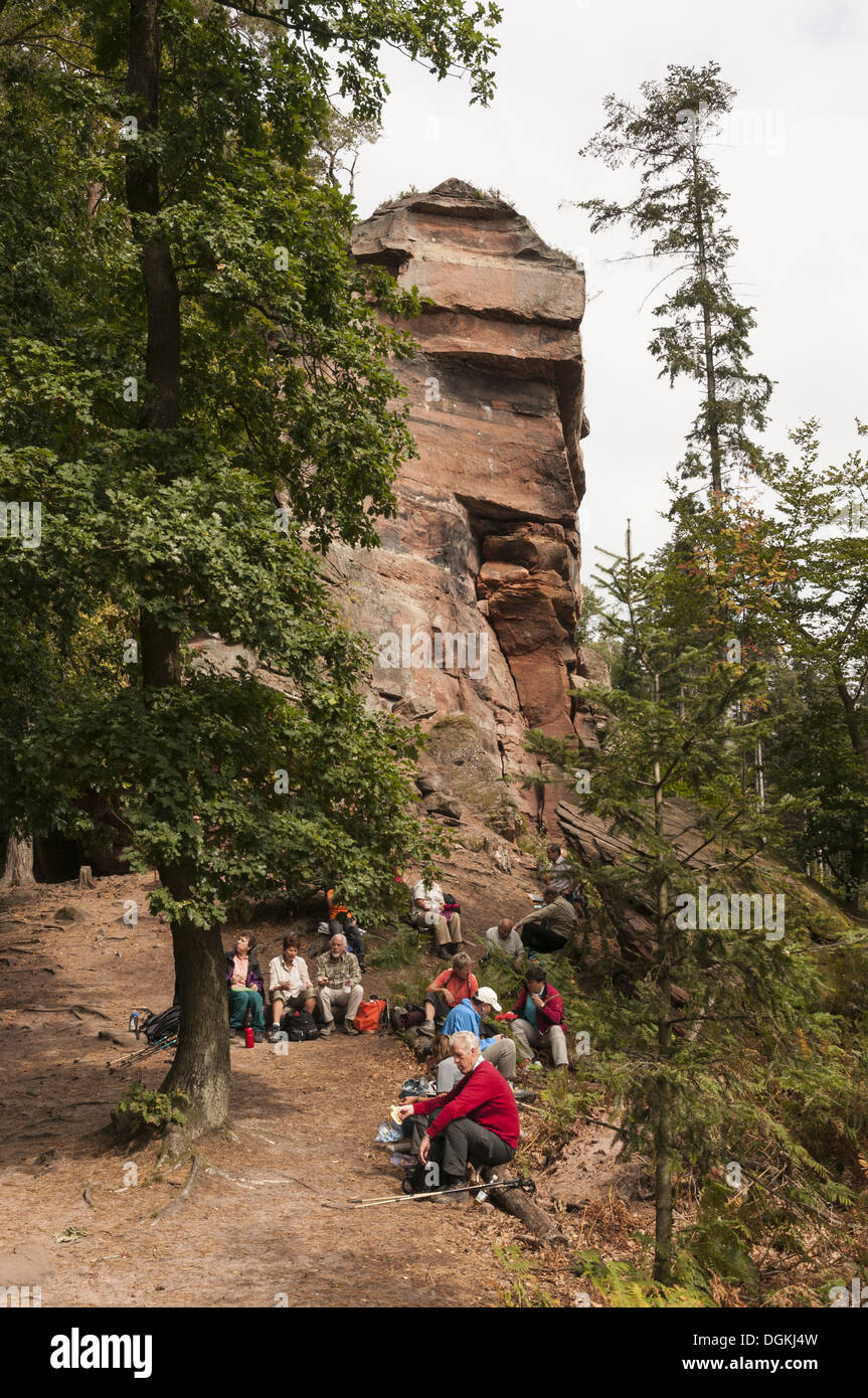 Elk213-1548v France, Alsace, Vosges, Parc Régional de Fleckenstein affleurement rocheux avec les visiteurs Banque D'Images