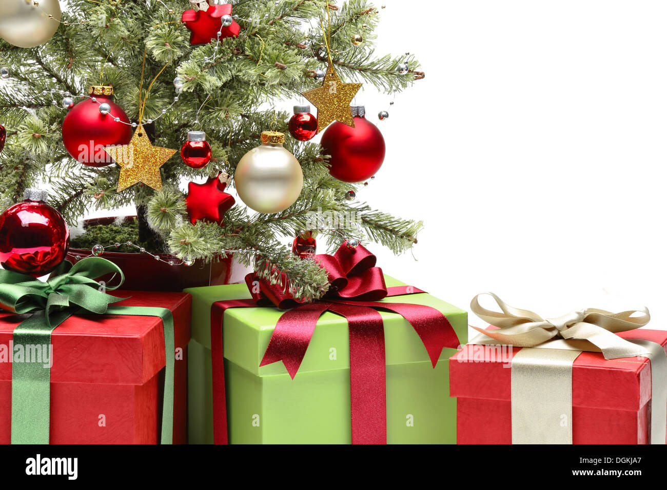 Arbre de Noël la décoration et cadeaux sur fond blanc Banque D'Images