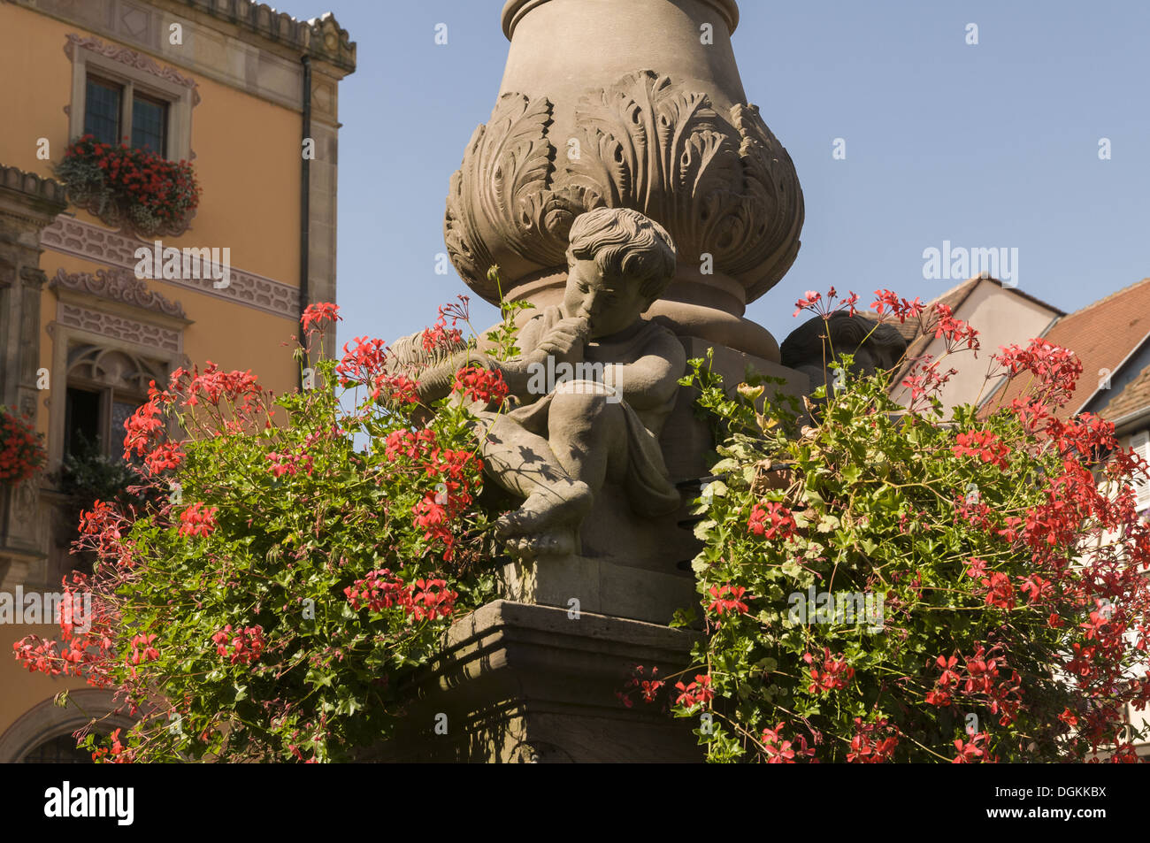 Elk213-1676 France, Alsace, Obernai, fontaine fleurie Banque D'Images