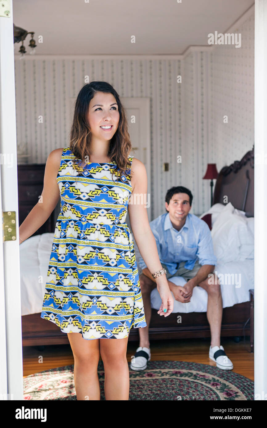 Young couple in hotel room Banque D'Images