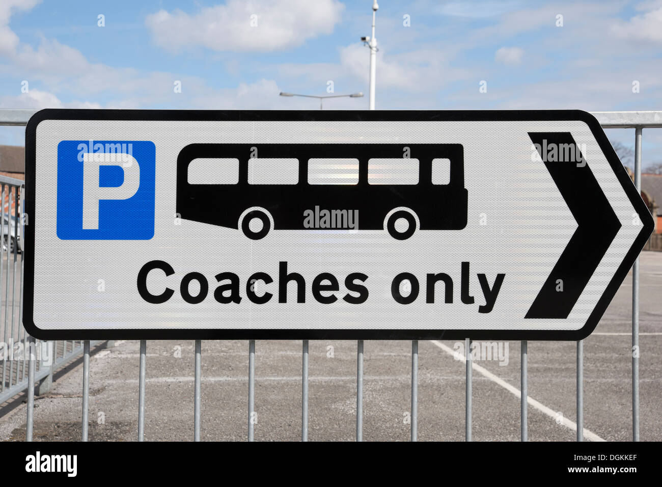 Un coach parking sign Photo Stock - Alamy