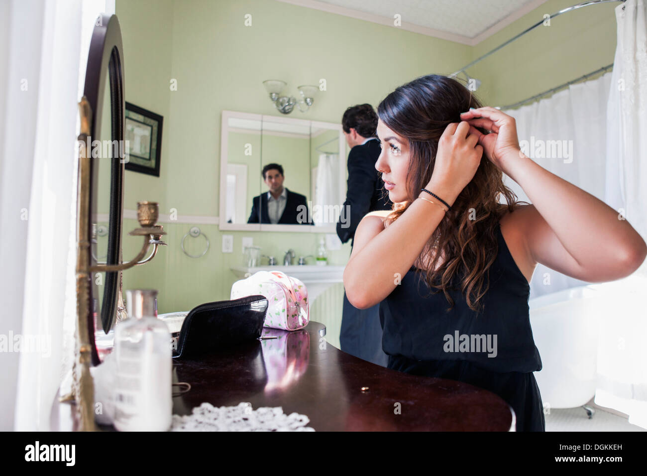 Young Couple Getting Ready Party Banque D Image Et Photos Alamy