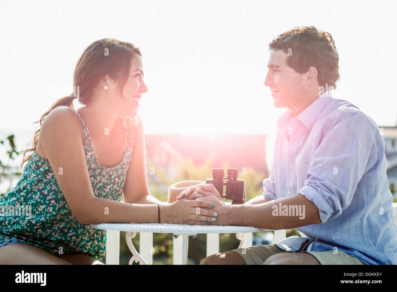 USA, Washington, Everett, Side view of young man and woman looking at each other Banque D'Images