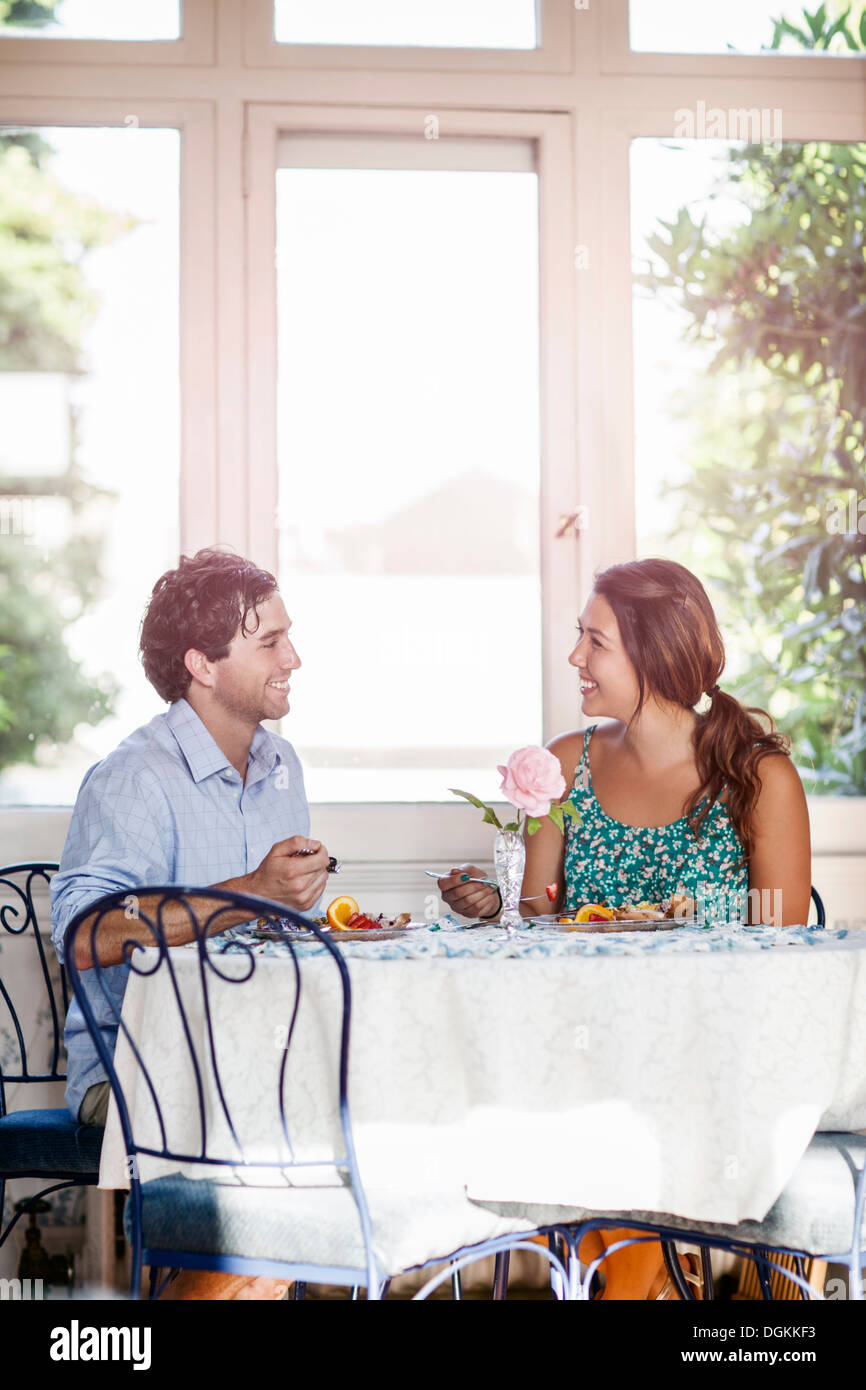 Jeune couple enjoying meal Banque D'Images