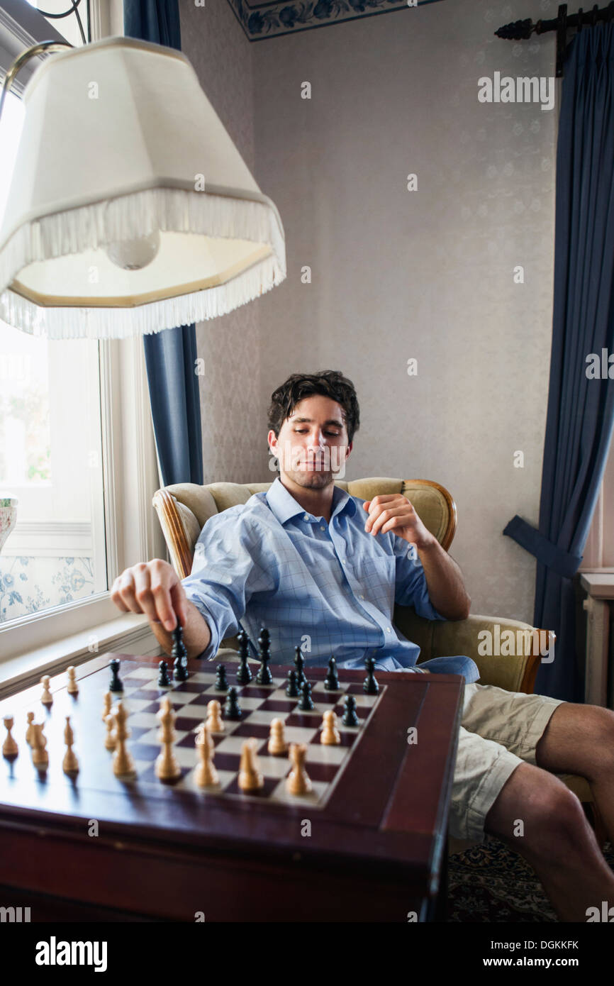 Portrait de jeune homme jouant aux échecs Banque D'Images