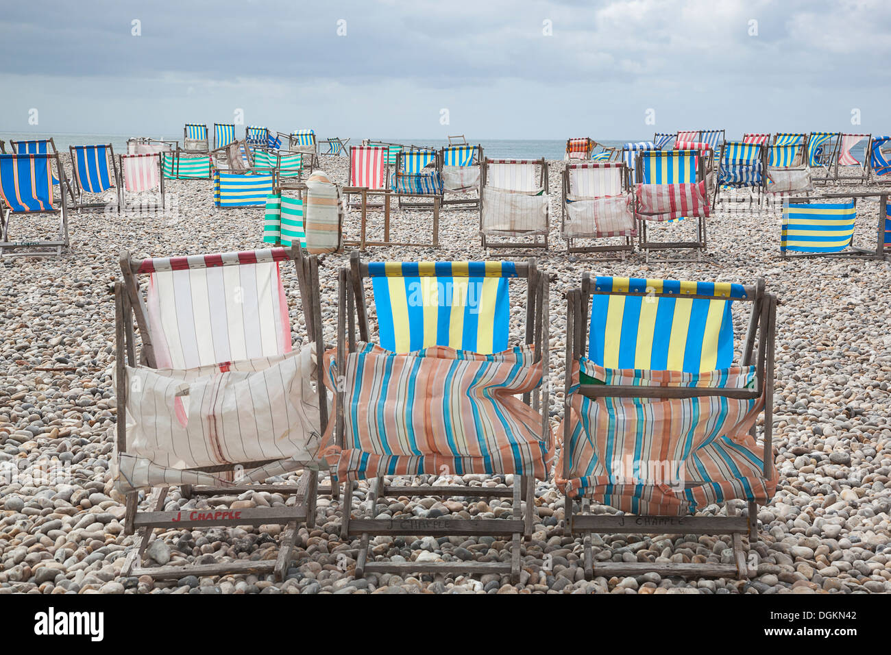 Chaises longues par fort vent sur la plage à la bière. Banque D'Images