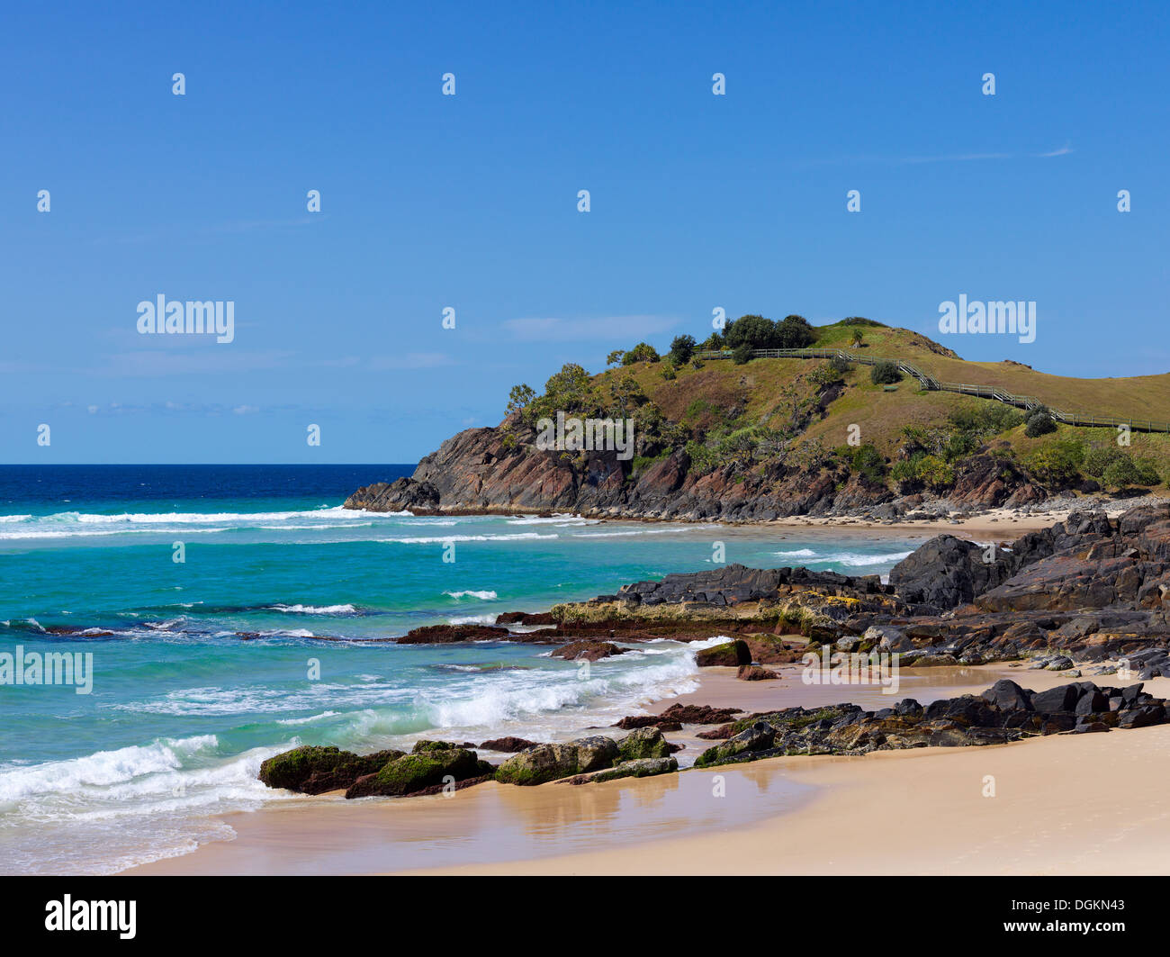 Plage de rochers sur la côte nord du NSW. Mer de Corail dans l'arrière-plan. Banque D'Images
