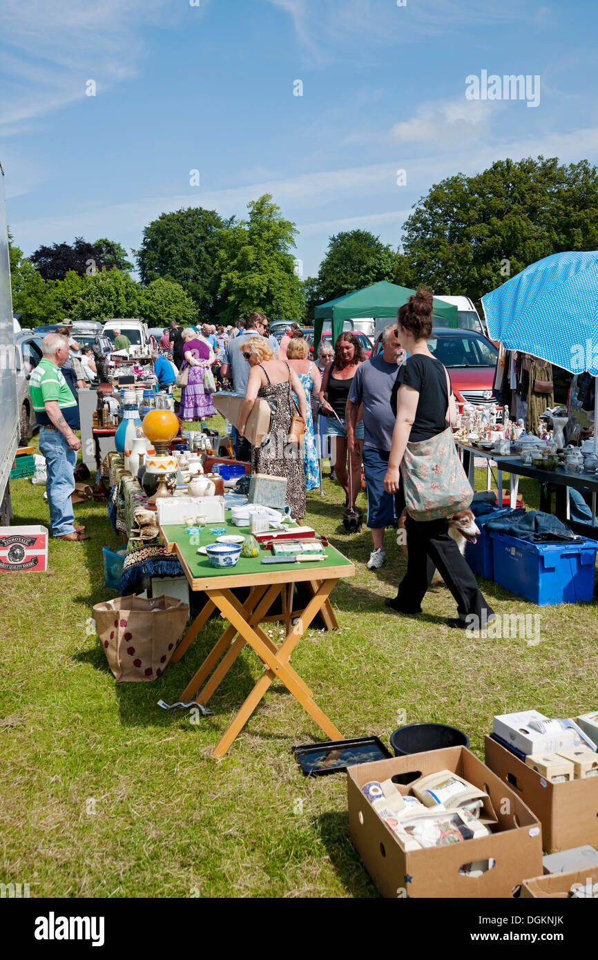 Les visiteurs car boot sale en Bedale. Banque D'Images