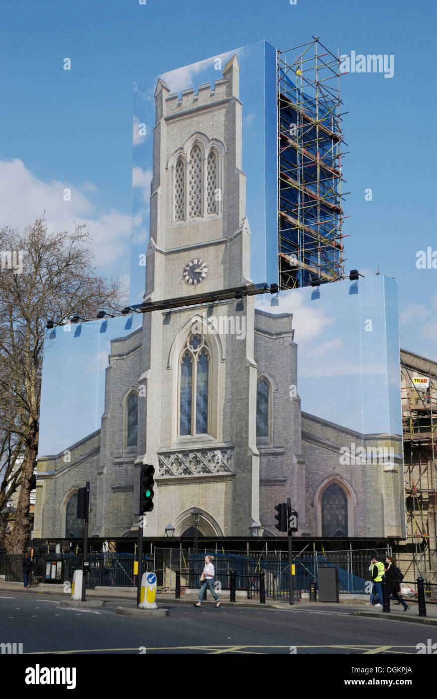 Une photographie géante sur échafaudage cachant l'église Saint John's à Fulham. Banque D'Images