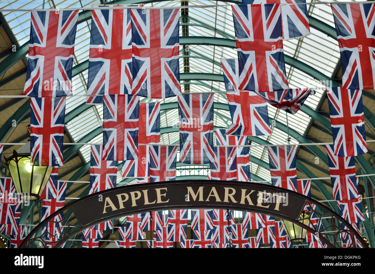 Drapeaux Union Jack dans l'ancien édifice du marché de Covent Garden. Banque D'Images