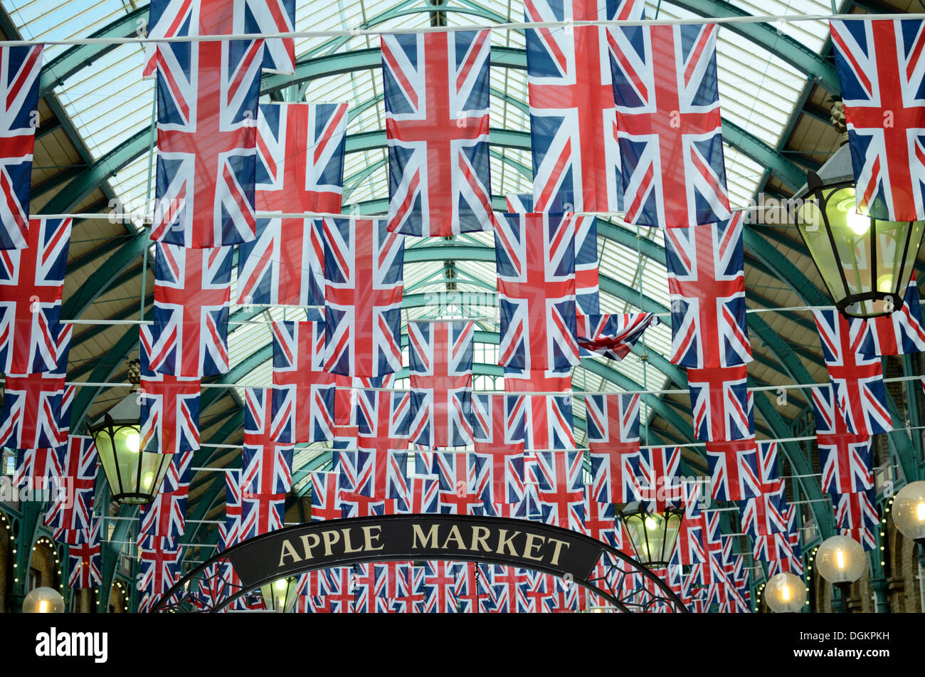 Drapeaux Union Jack dans l'ancien édifice du marché de Covent Garden. Banque D'Images