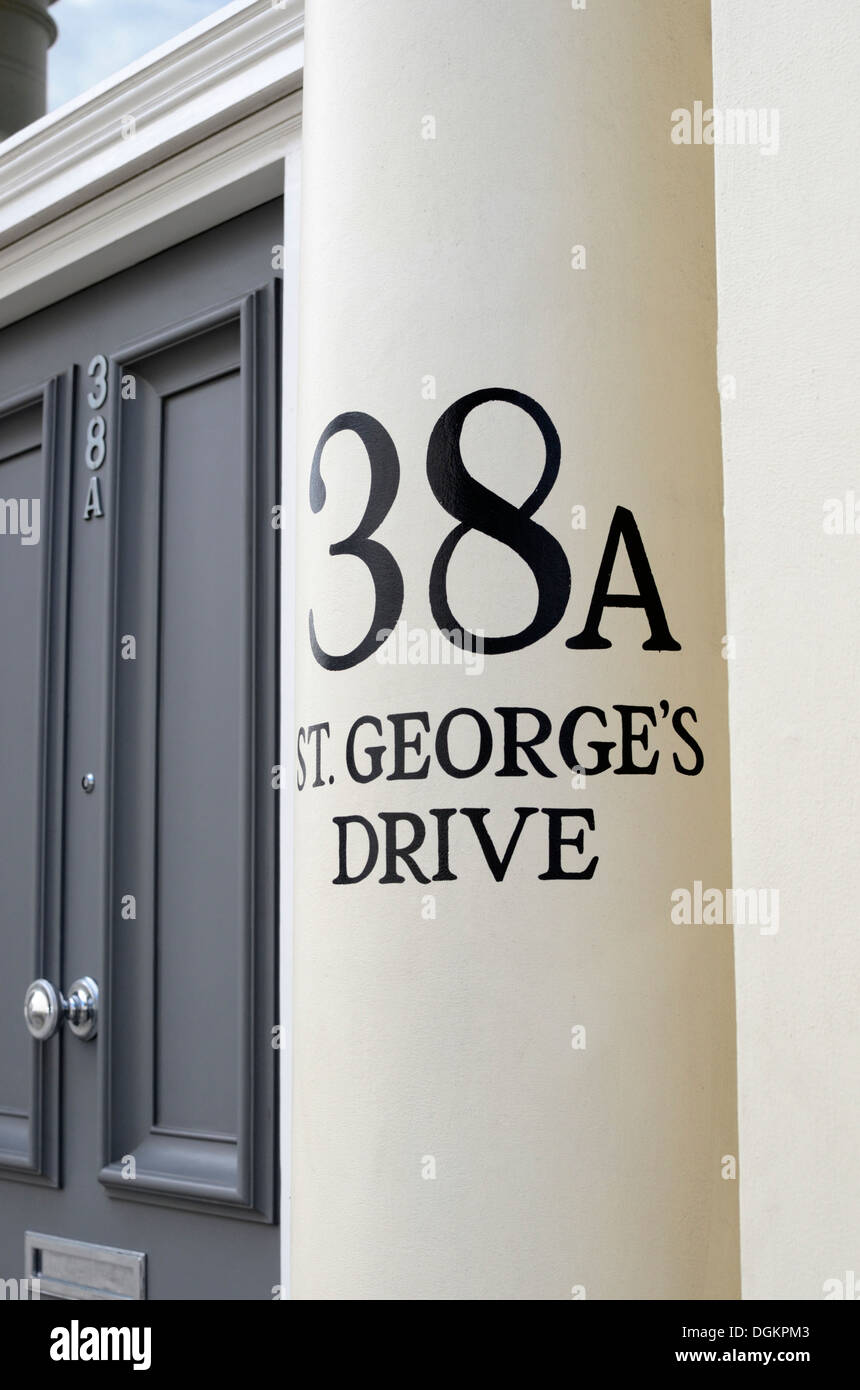 Colonne numérotée à l'extérieur d'une maison à St George's Drive. Banque D'Images