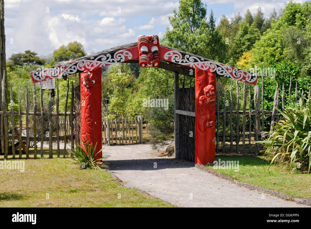 Réplique d'un peuplement Maori, vue partielle, Terrasses de Wairakei, Wairakei, île du Nord, Nouvelle-Zélande Banque D'Images