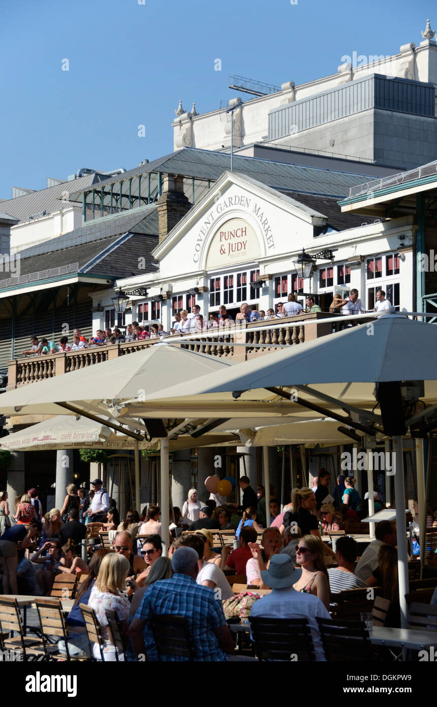 Les touristes à l'extérieur de l'ancien édifice du marché de Covent Garden. Banque D'Images