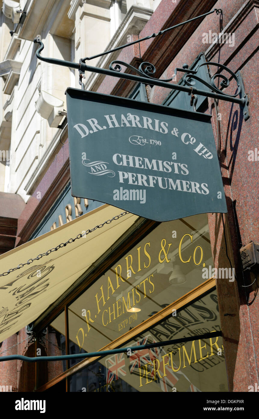 Extérieur de D. R. Harris et Co. Limited et parfumeurs chimistes traditionnels. Banque D'Images