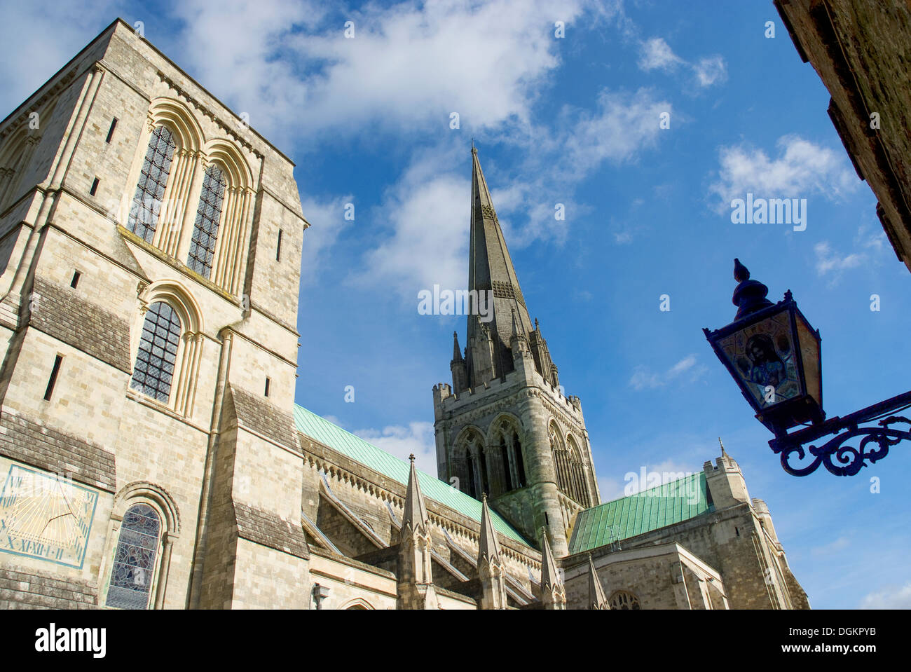 Une vue de la spire et arcs-boutants de la cathédrale de Chichester. Banque D'Images