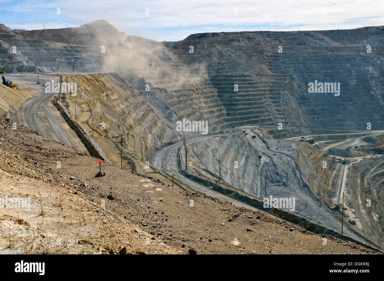 Un nuage de poussière après une explosion, explosion, Kennecott Utah Copper Mine de Bingham Canyon, Copperton, Utah, USA Banque D'Images