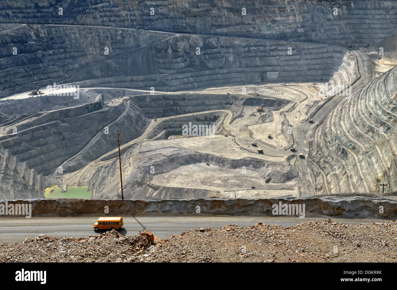 Vue dans la fosse à ciel ouvert la plus profonde au monde, Kennecott Utah Copper Mine de Bingham Canyon, Copperton, Utah, USA Banque D'Images