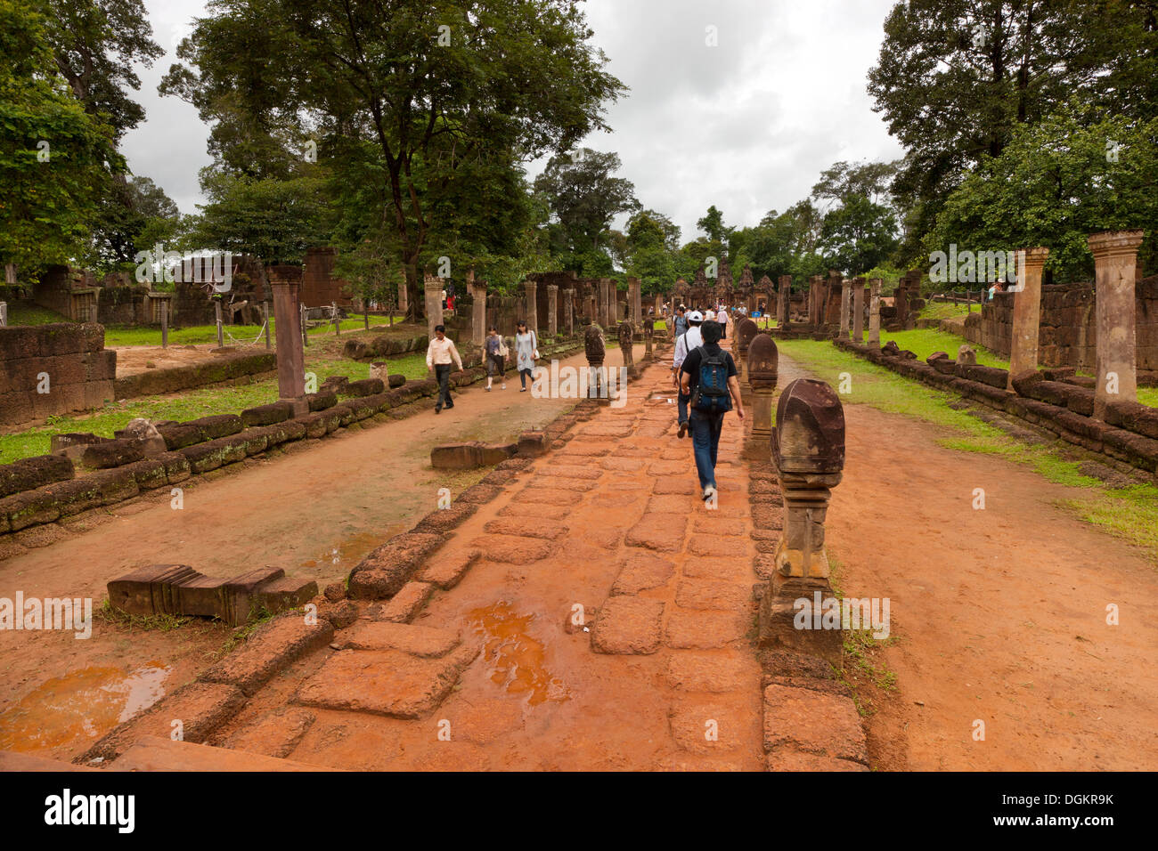 Groupe de touristes visite les ruines de Banteay Srei. Banque D'Images