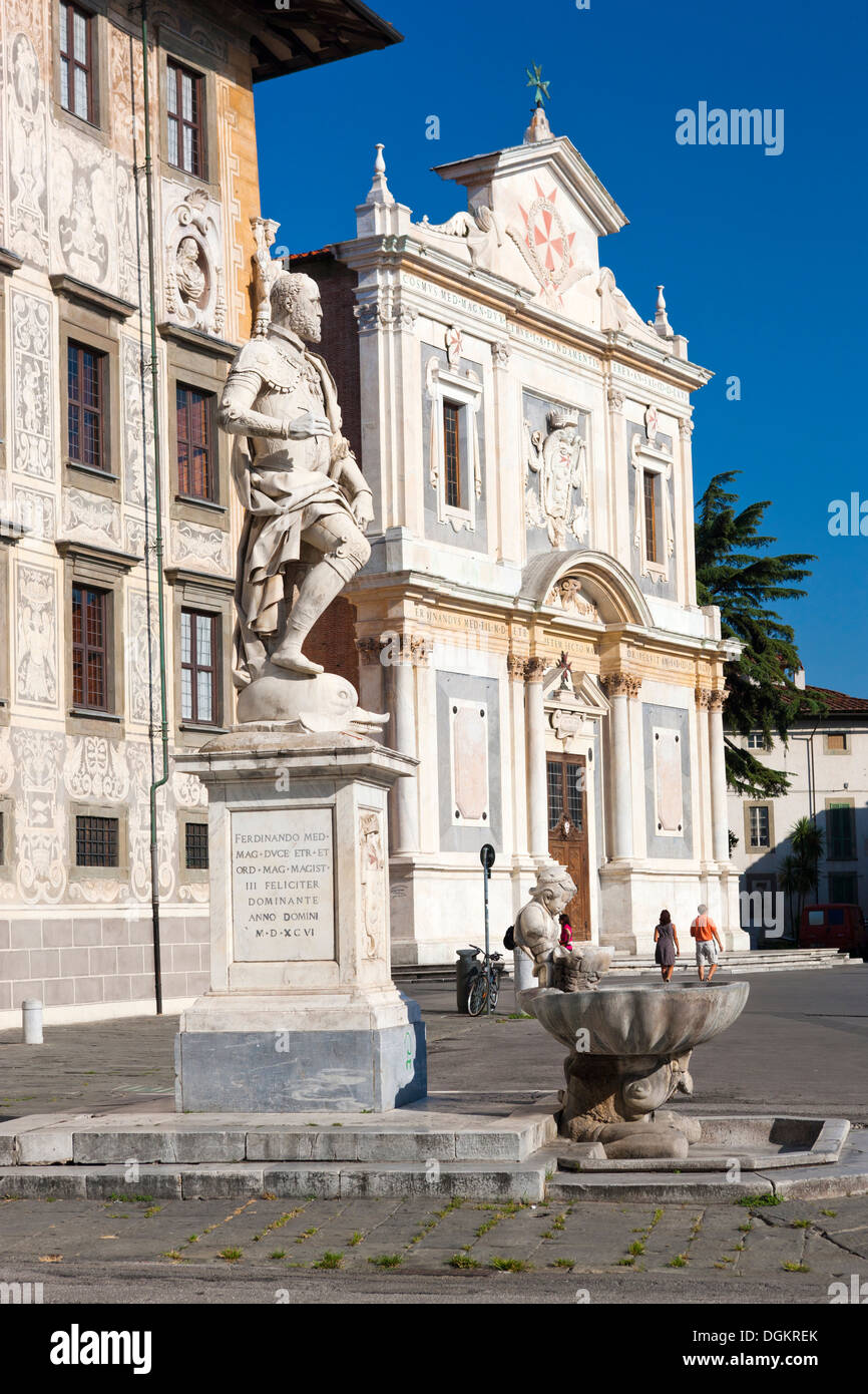 Cosimo I de Médicis statue et église de Santo Stefano à Piazza dei Cavalieri à Pise. Banque D'Images