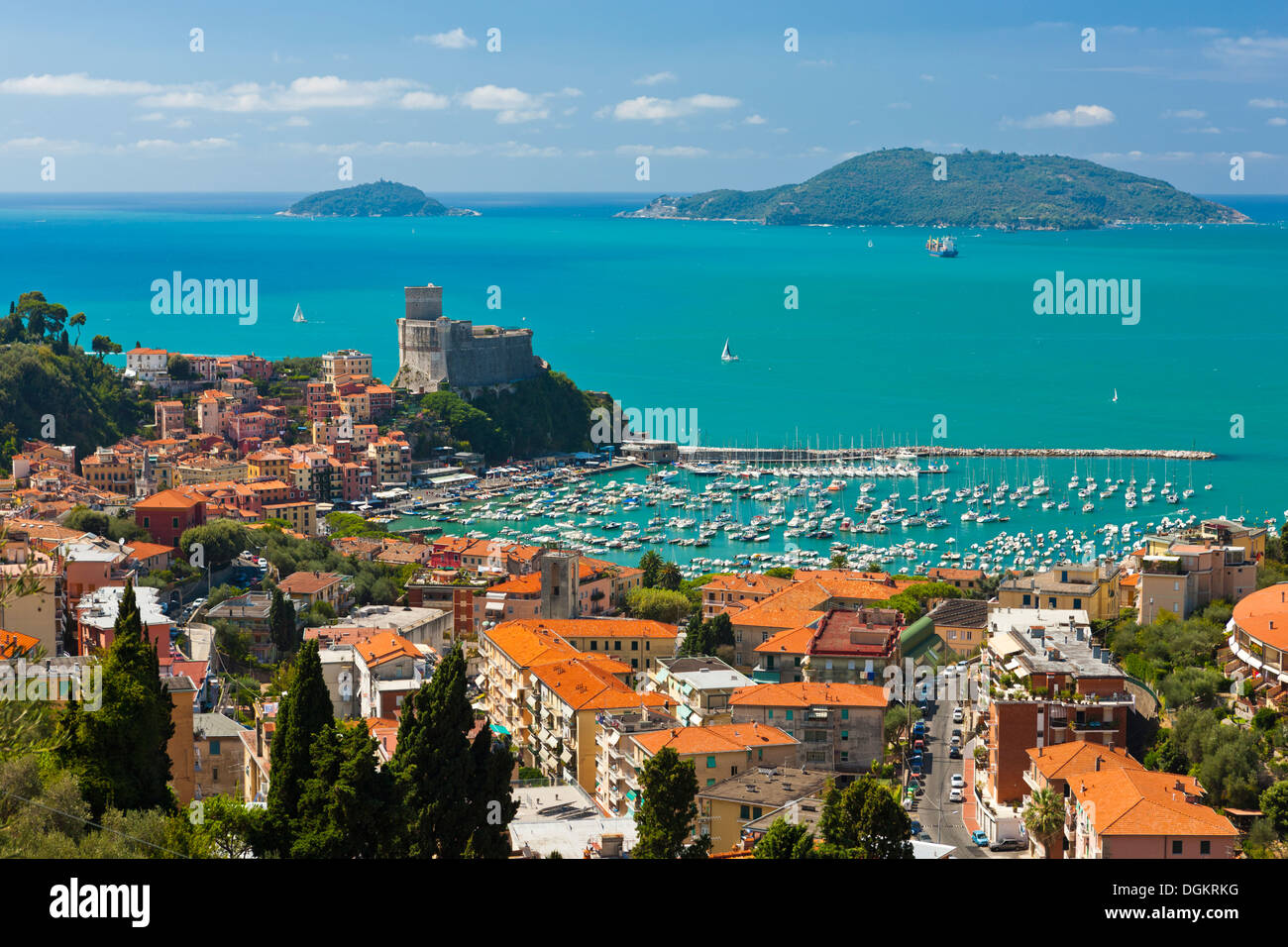 Lerici et une vue sur le Golfe de La Spezia avec l'île de Palmaria en arrière-plan. Banque D'Images