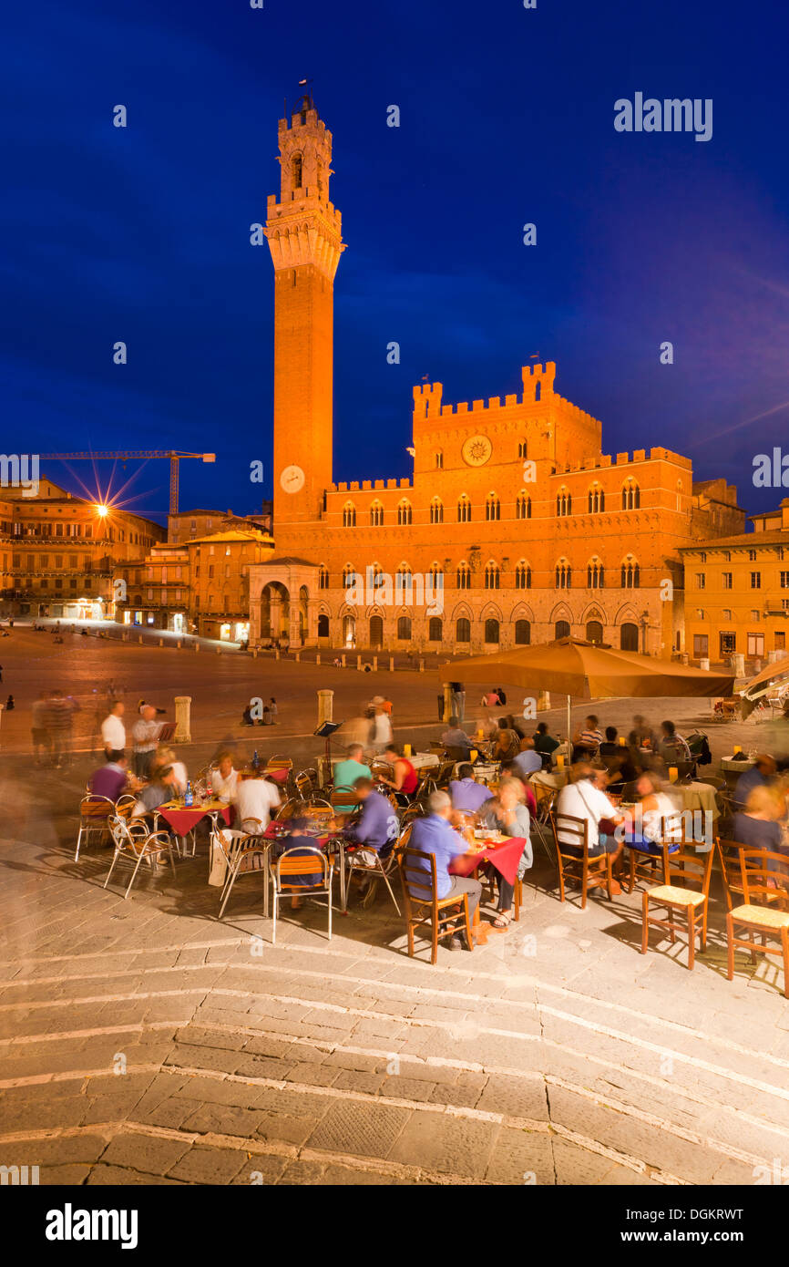 La Piazza del Campo avec le Palazzo Pubblico au crépuscule. Banque D'Images
