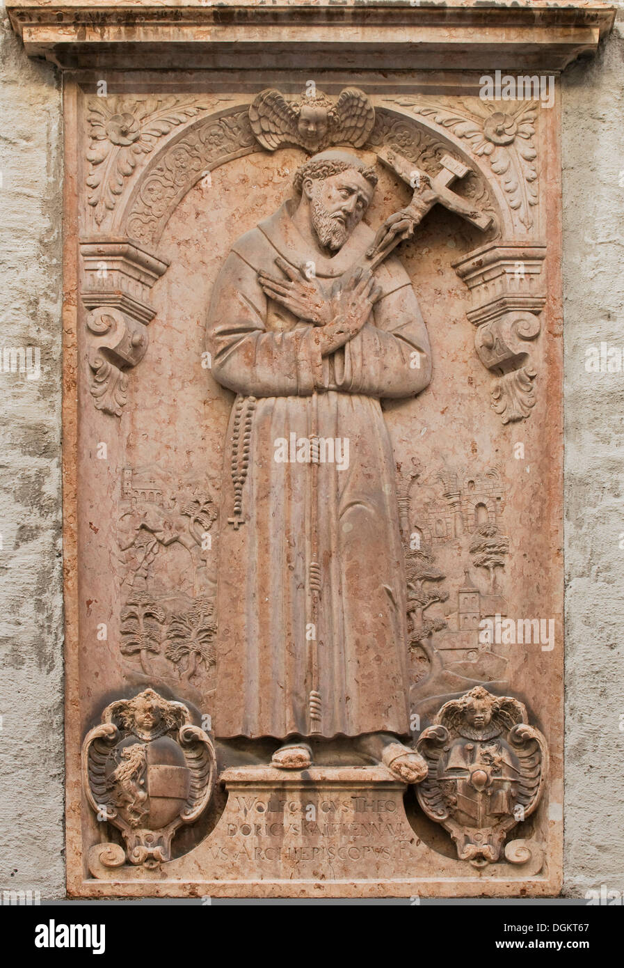 Soulagement, François d'assise, avec une inscription et les armoiries de l'archevêque Wolf Dietrich von Raitenau Banque D'Images