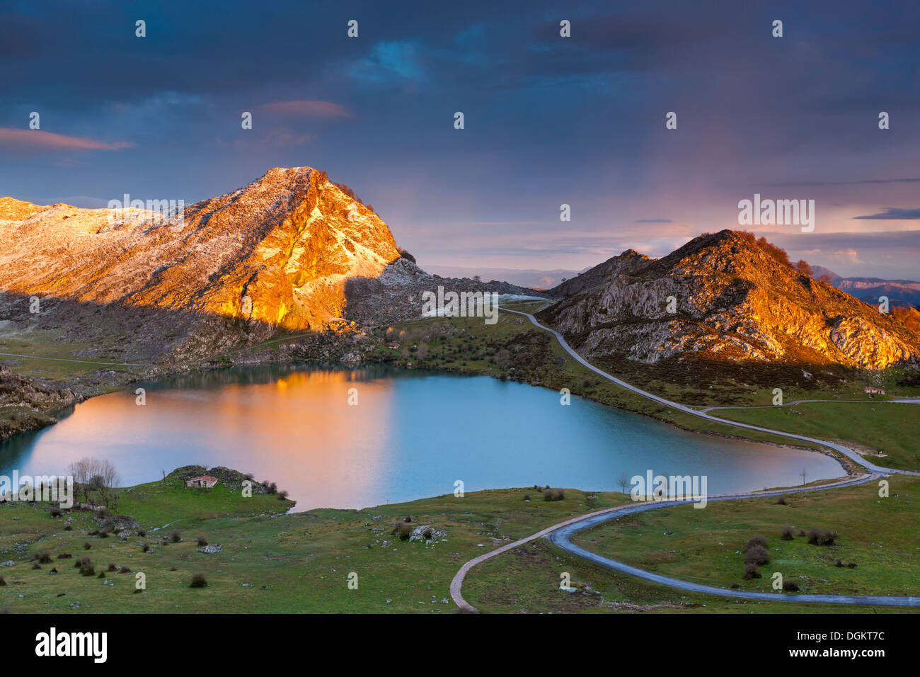 L'énol du lac avec la Porra Enol et Cerru Sornin en arrière-plan dans le Parc National de Picos de Europa. Banque D'Images