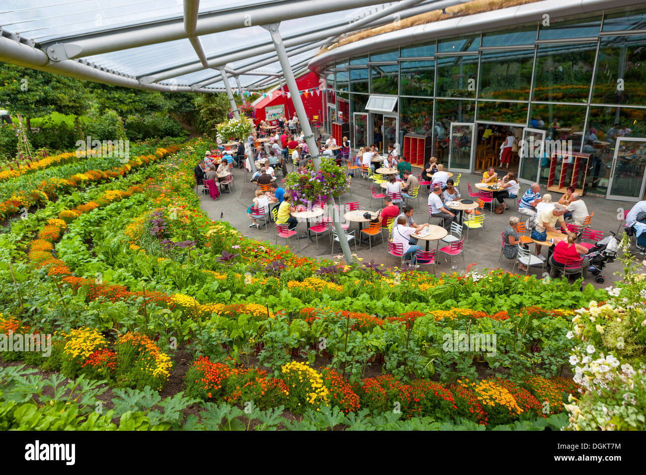 Les gens assis à l'extérieur du restaurant à l'Eden Project. Banque D'Images