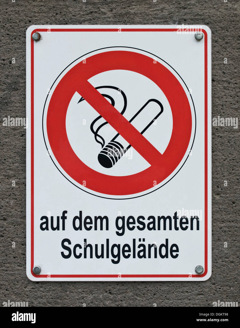 Aucun signe de fumer, lettrage "auf dem gesamten Schulgelaende', l'allemand pour "sur le terrain de l'école" Banque D'Images