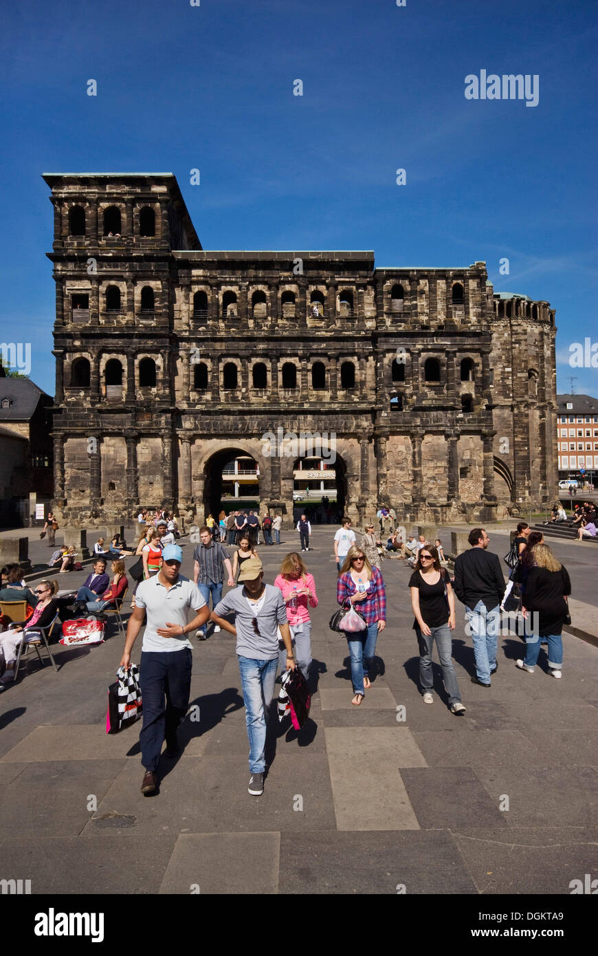 Les jeunes se promener en face de la Porta Nigra de Trèves, monument, Site du patrimoine mondial de l'UNESCO, Rhénanie-Palatinat Banque D'Images