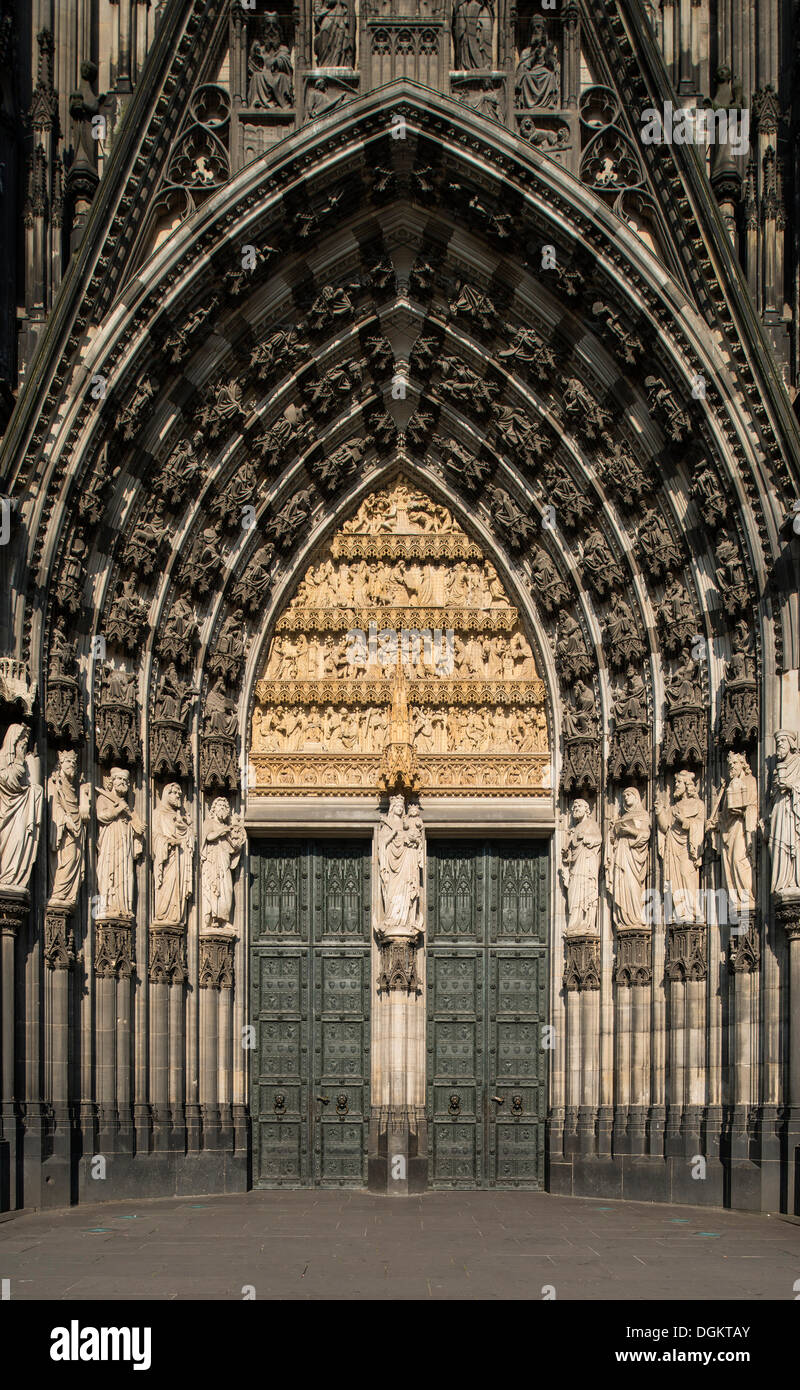 Main portral de Koelner Dom, la cathédrale de Cologne, l'UNESCO World Heritage Site, Rhénanie du Nord-Westphalie Banque D'Images