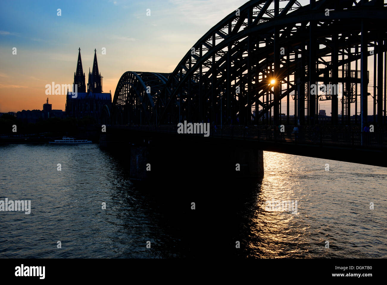 Koelner Dom, la cathédrale de Cologne et le pont de Deutz, silhouette, Cologne, Rhénanie du Nord-Westphalie Banque D'Images