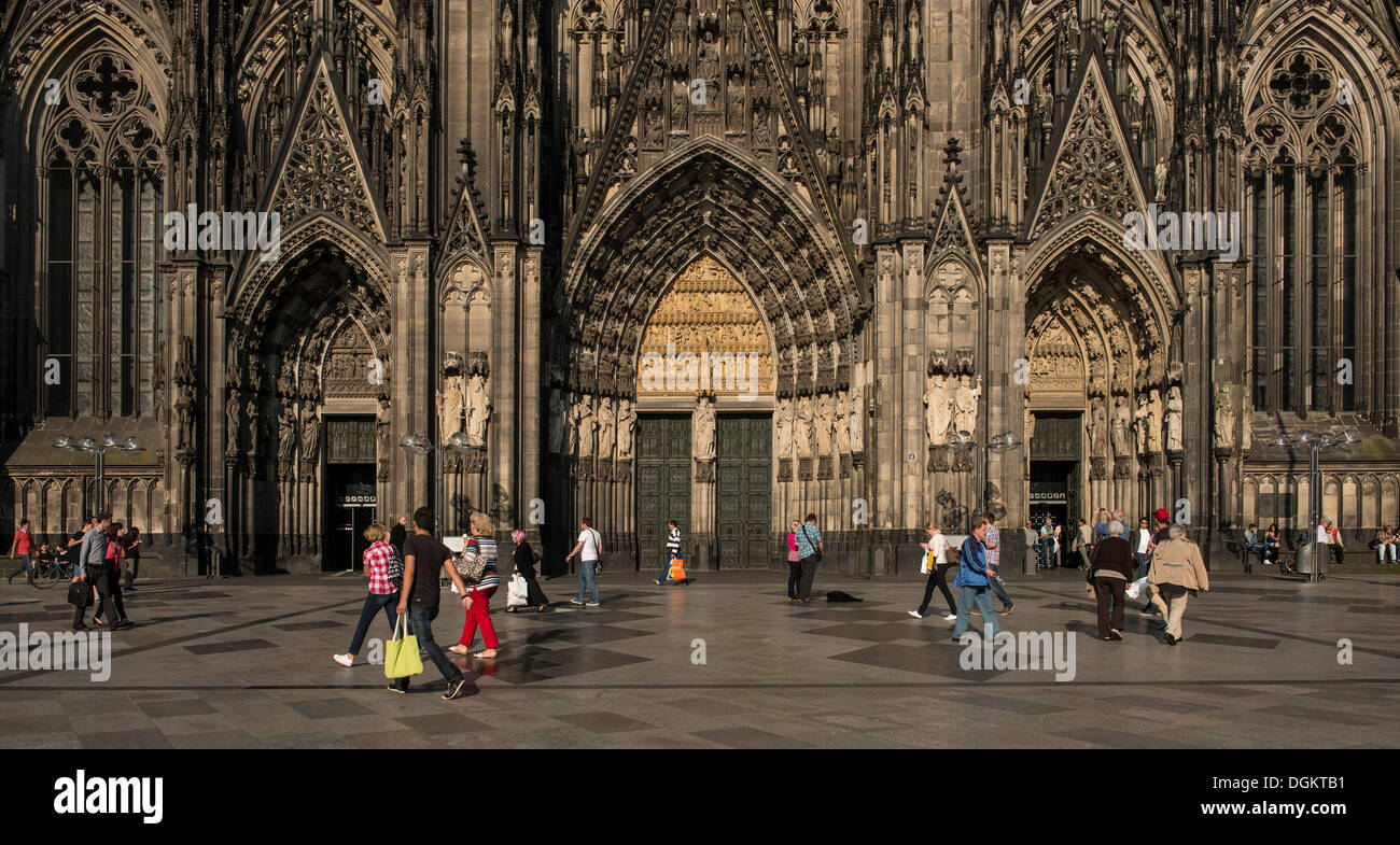 Vue panoramique sur le côté ouest de Koelner Dom, la cathédrale de Cologne, portail ouest, avec les touristes, Cologne Banque D'Images