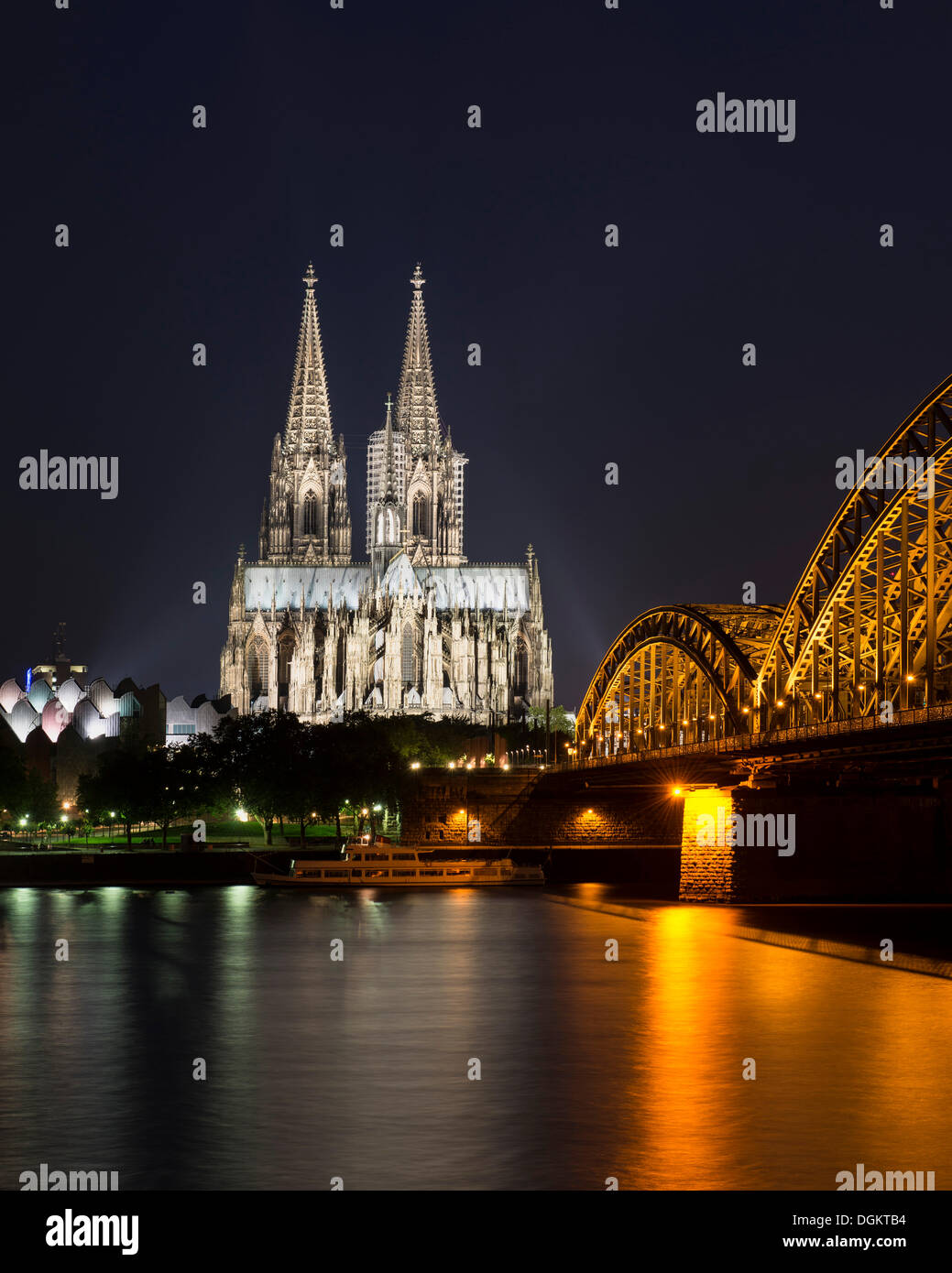 Vue depuis Cologne-Deutz au Wallraf-Richartz-Museum, Koelner Dom, la cathédrale de Cologne et le pont de Deutz, de nuit, Cologne Banque D'Images