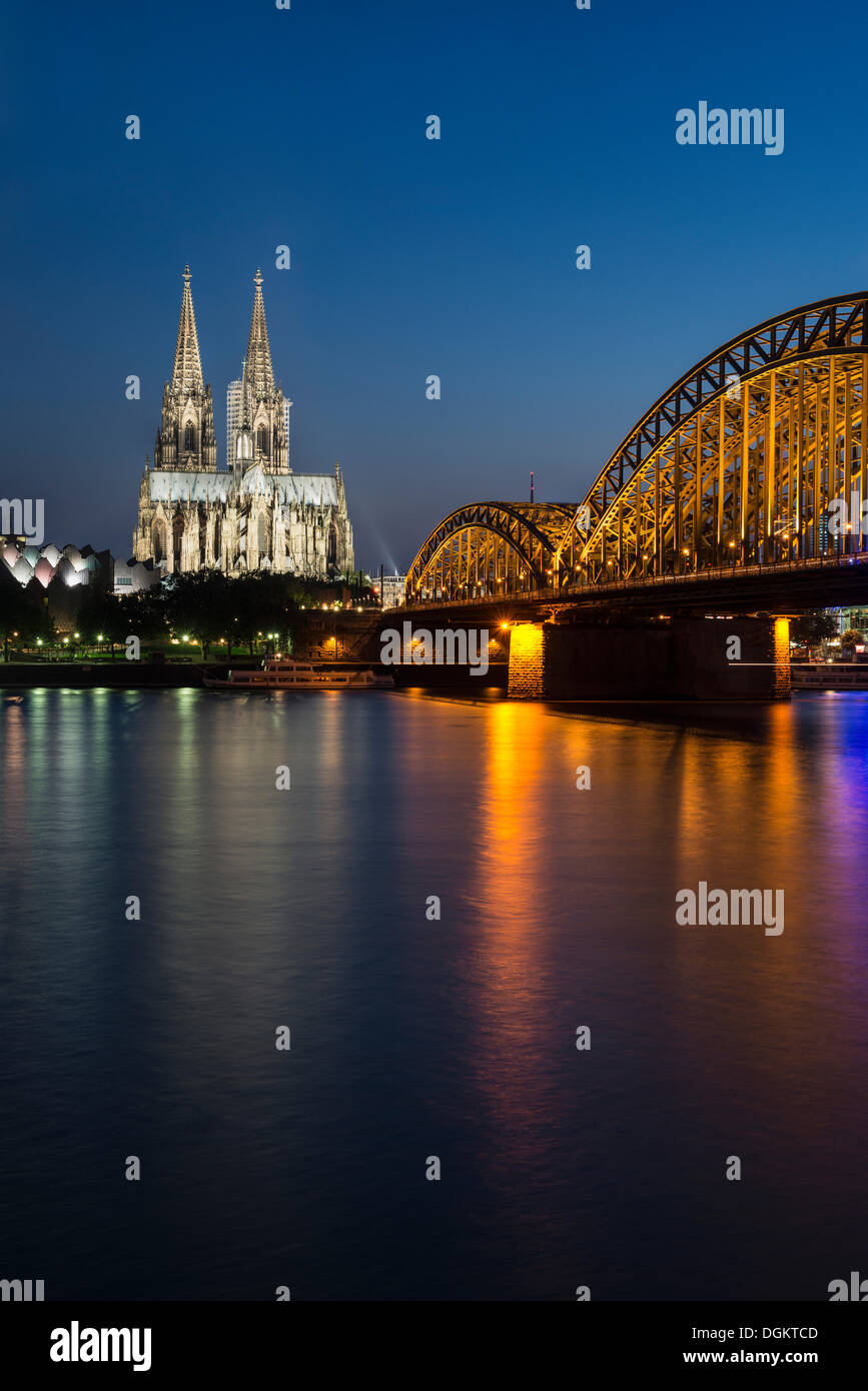 Soir vue sur le Rhin vers Museum Ludwig, Cologne Cathédrale et pont Hohenzollern, Site du patrimoine mondial de l'UNESCO Banque D'Images