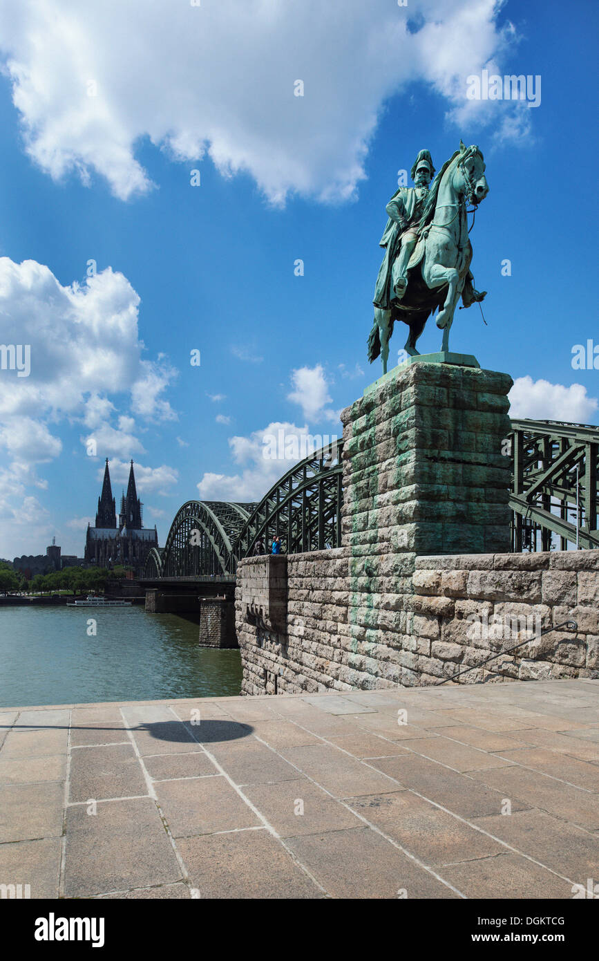 Vue depuis Cologne Deutz avec la statue équestre de l'empereur Guillaume I de Prusse vers Pont Hohenzollern, Cologne Banque D'Images