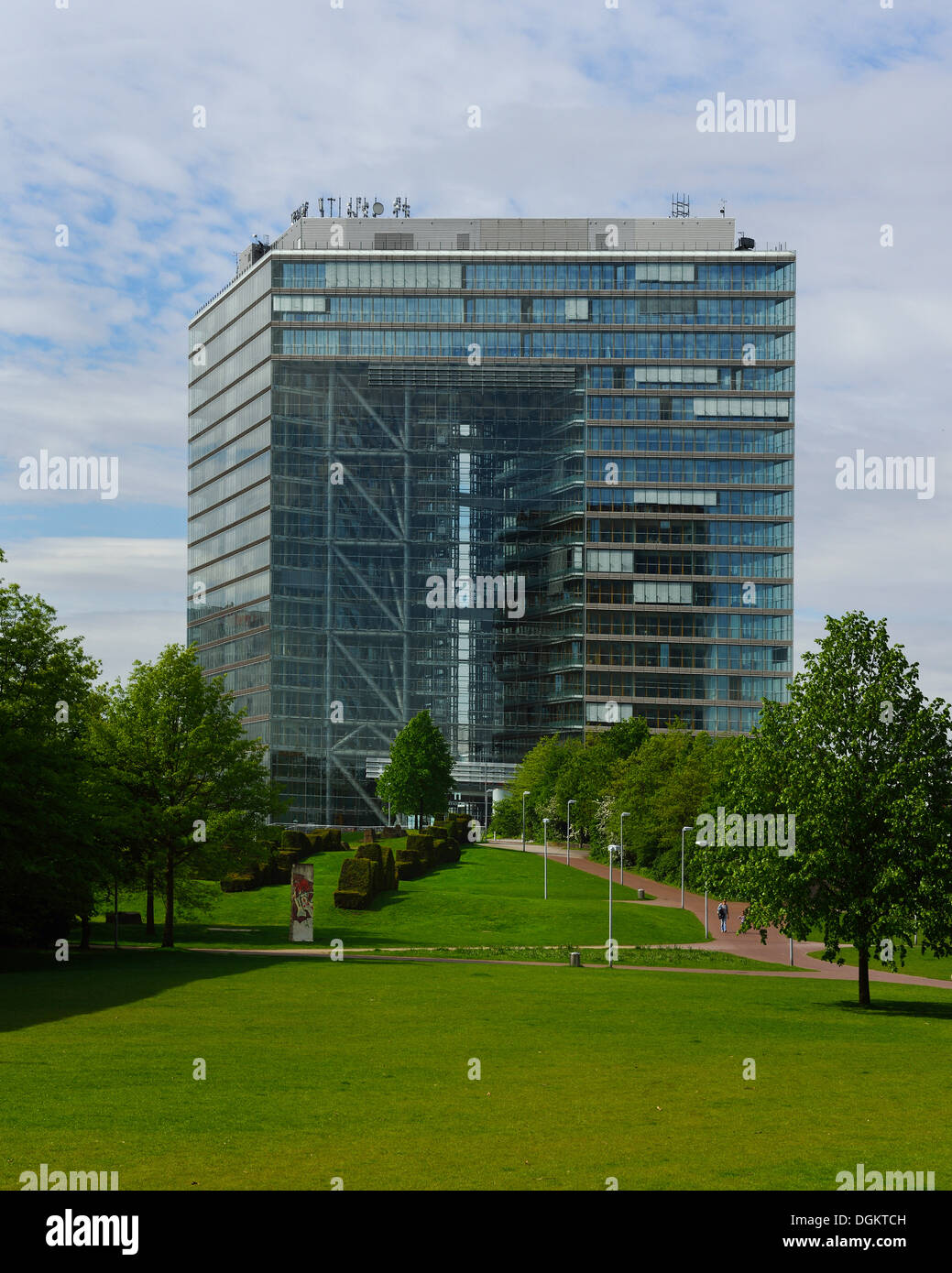 Imposant bâtiment Stadttor Duesseldorf, un immeuble de bureaux modernes à proximité du port des médias, Rhénanie du Nord-Westphalie Banque D'Images