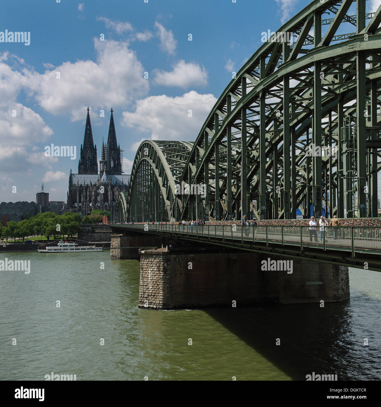 Vue sur le Rhin en direction de la cathédrale de Cologne et de pont Hohenzollern, Rhénanie du Nord-Westphalie Banque D'Images