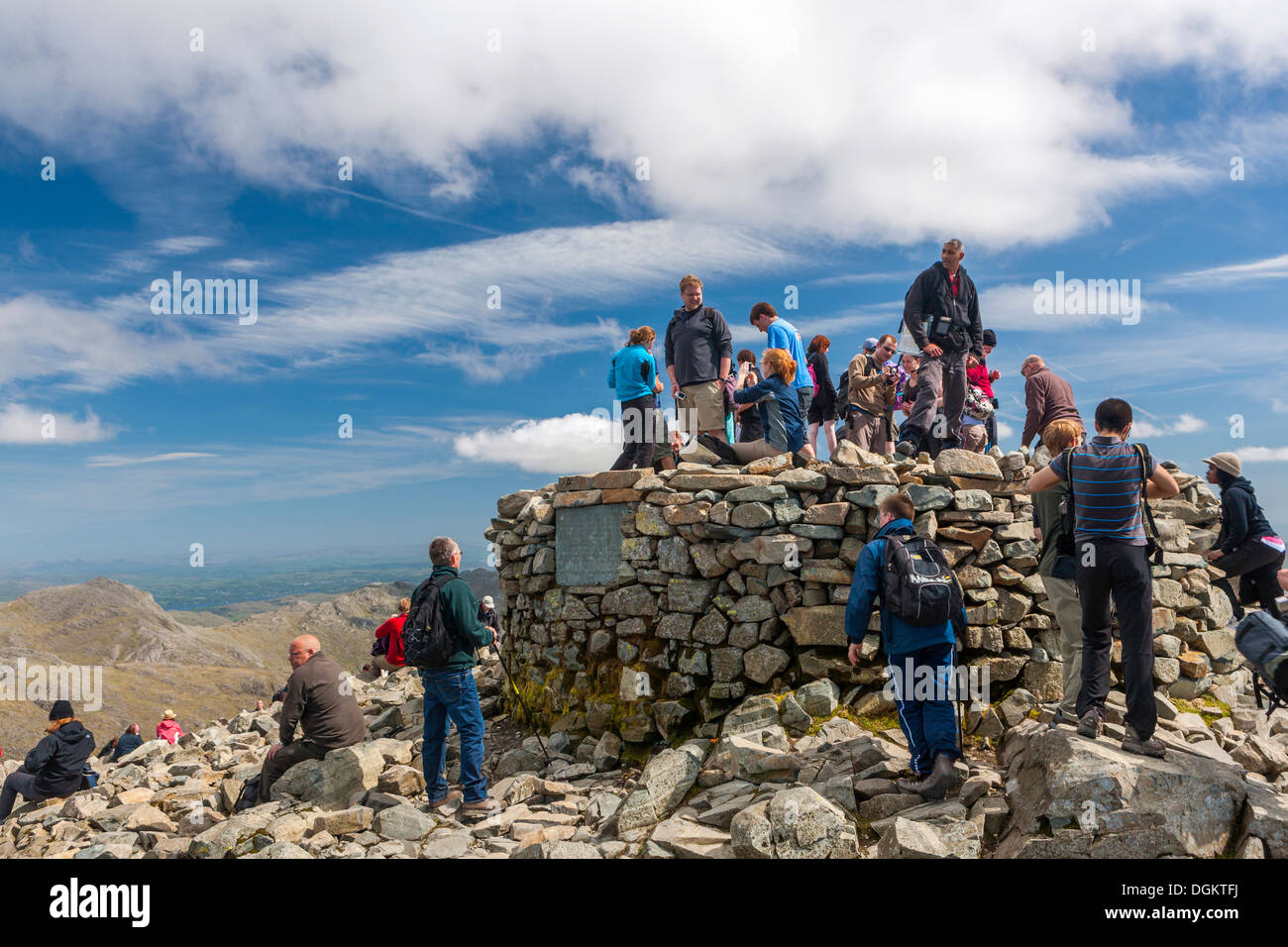Les touristes sur le cairn au sommet de Scafell Pike. Banque D'Images